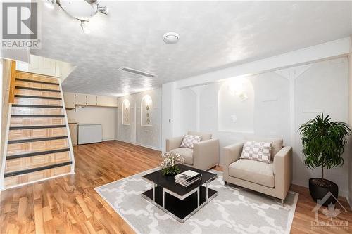 1498 Queenswood Crescent, Ottawa, ON - Indoor Photo Showing Living Room