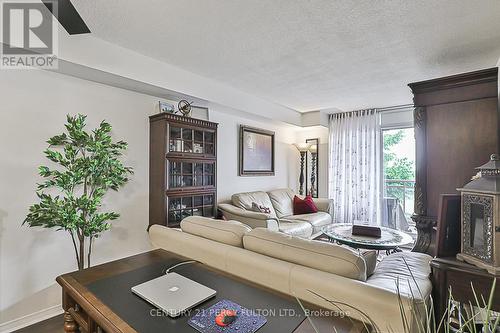 409 - 75 King William Crescent, Richmond Hill, ON - Indoor Photo Showing Living Room