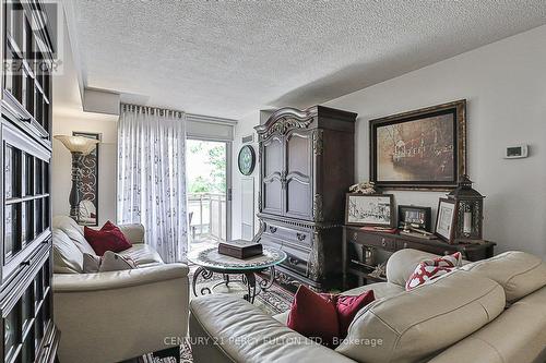 409 - 75 King William Crescent, Richmond Hill, ON - Indoor Photo Showing Living Room