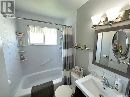 302 3Rd Avenue E, Assiniboia, SK - Indoor Photo Showing Bathroom