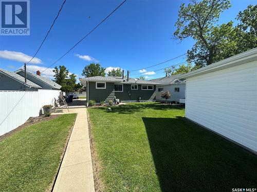 302 3Rd Avenue E, Assiniboia, SK - Outdoor