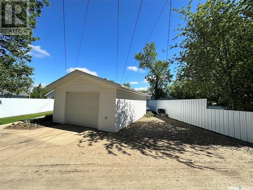 302 3Rd Avenue E, Assiniboia, SK - Outdoor