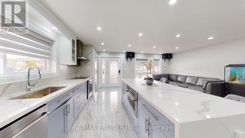 38 Whitbread Crescent, Toronto, ON - Indoor Photo Showing Kitchen With Upgraded Kitchen