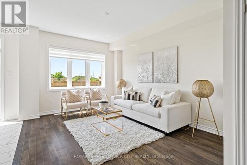 226 Explorer Way, Thorold, ON - Indoor Photo Showing Living Room