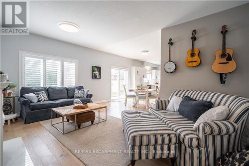 39 Pebble Valley Avenue, Hamilton, ON - Indoor Photo Showing Living Room