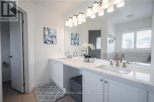 39 Pebble Valley Avenue, Hamilton, ON - Indoor Photo Showing Bathroom