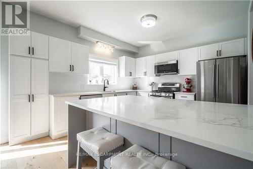 39 Pebble Valley Avenue, Hamilton, ON - Indoor Photo Showing Kitchen With Upgraded Kitchen