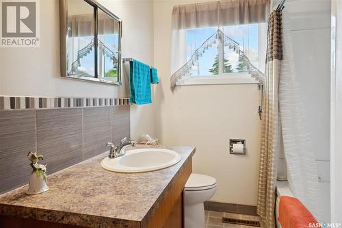 2204 Preston Avenue S, Saskatoon, SK - Indoor Photo Showing Bathroom