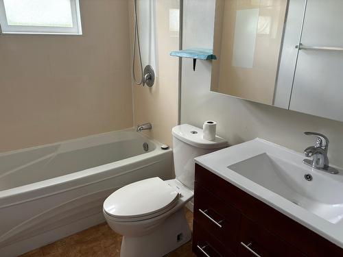 7830 23Rd Street, Grand Forks, BC - Indoor Photo Showing Bathroom