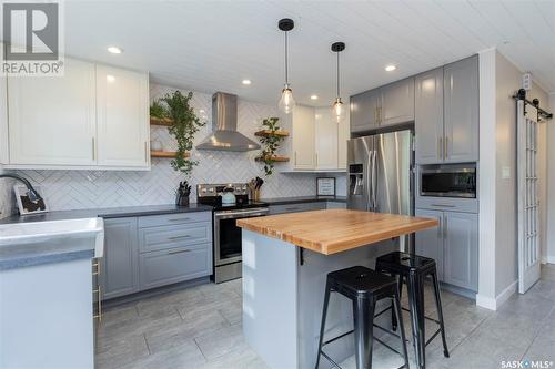 2708 Maceachern Avenue, Saskatoon, SK - Indoor Photo Showing Kitchen With Stainless Steel Kitchen With Upgraded Kitchen