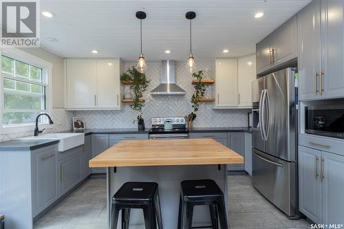 2708 Maceachern Avenue, Saskatoon, SK - Indoor Photo Showing Kitchen With Stainless Steel Kitchen With Upgraded Kitchen