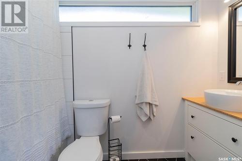 2708 Maceachern Avenue, Saskatoon, SK - Indoor Photo Showing Bathroom