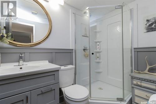 2708 Maceachern Avenue, Saskatoon, SK - Indoor Photo Showing Bathroom