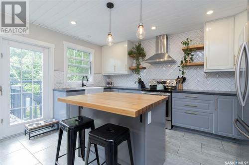 2708 Maceachern Avenue, Saskatoon, SK - Indoor Photo Showing Kitchen With Upgraded Kitchen