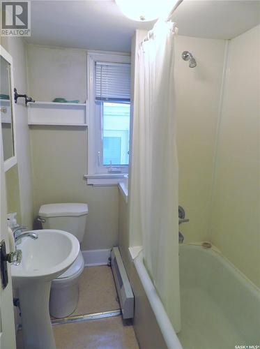 524 & 526 4Th Avenue N, Saskatoon, SK - Indoor Photo Showing Bathroom