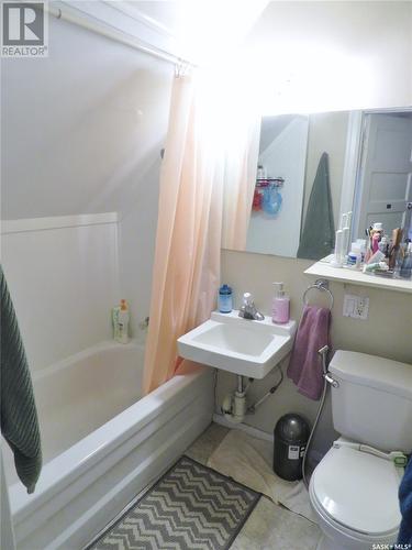 524 & 526 4Th Avenue N, Saskatoon, SK - Indoor Photo Showing Bathroom