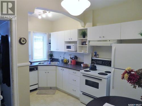 524 & 526 4Th Avenue N, Saskatoon, SK - Indoor Photo Showing Kitchen