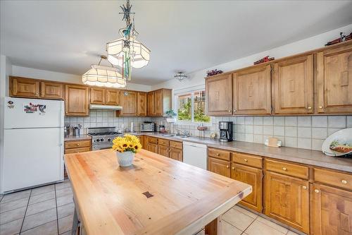 910 Gilker Street, Nelson, BC - Indoor Photo Showing Kitchen