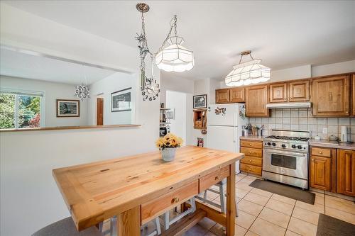 910 Gilker Street, Nelson, BC - Indoor Photo Showing Kitchen