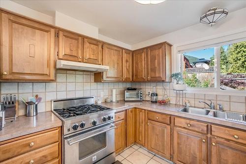 910 Gilker Street, Nelson, BC - Indoor Photo Showing Kitchen With Double Sink