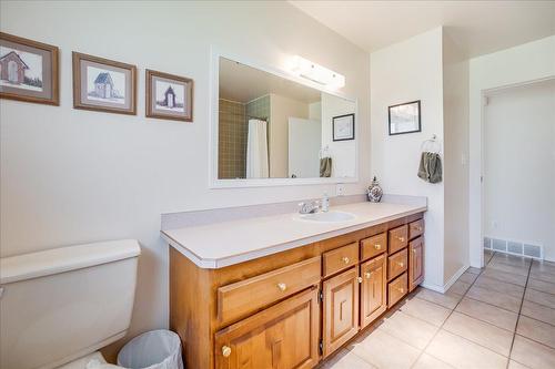 910 Gilker Street, Nelson, BC - Indoor Photo Showing Bathroom