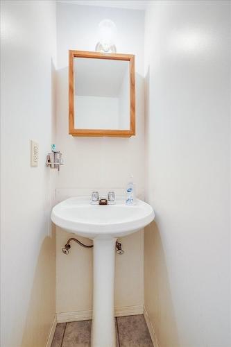 910 Gilker Street, Nelson, BC - Indoor Photo Showing Bathroom