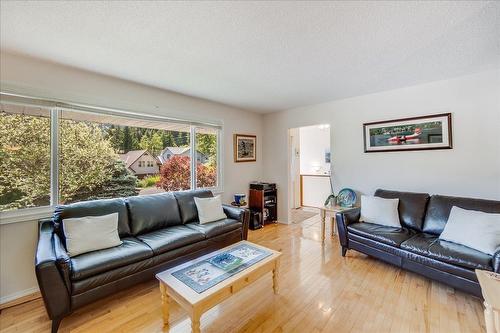 910 Gilker Street, Nelson, BC - Indoor Photo Showing Living Room