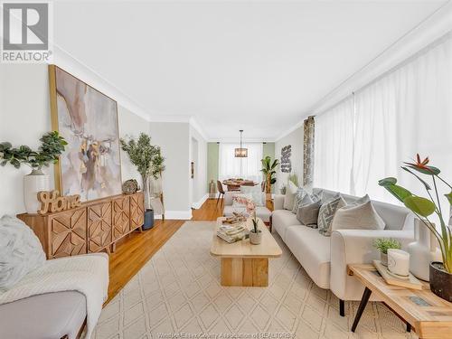 915 Villaire, Windsor, ON - Indoor Photo Showing Living Room