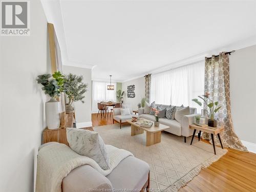 915 Villaire, Windsor, ON - Indoor Photo Showing Living Room