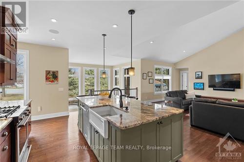 1095 Island View Drive, Ottawa, ON - Indoor Photo Showing Kitchen With Upgraded Kitchen