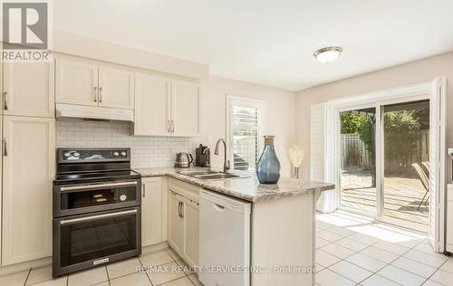 470 Burnett Avenue E, Cambridge, ON - Indoor Photo Showing Kitchen With Double Sink