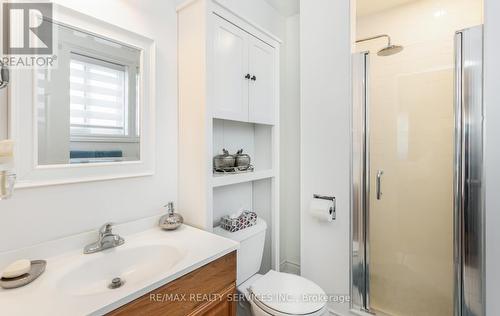 470 Burnett Avenue E, Cambridge, ON - Indoor Photo Showing Bathroom