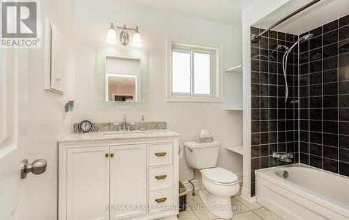 470 Burnett Avenue E, Cambridge, ON - Indoor Photo Showing Bathroom