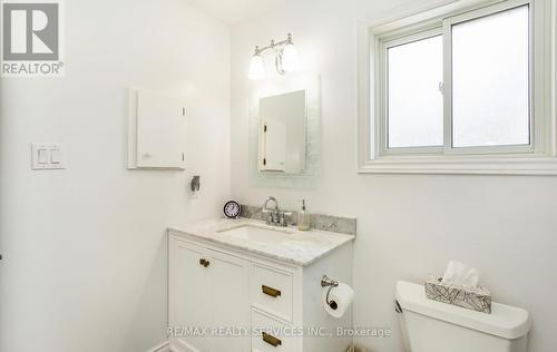 470 Burnett Avenue E, Cambridge, ON - Indoor Photo Showing Bathroom