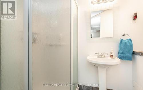 470 Burnett Avenue E, Cambridge, ON - Indoor Photo Showing Bathroom