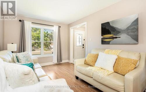 470 Burnett Avenue E, Cambridge, ON - Indoor Photo Showing Living Room