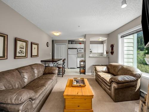 205-1340 Henry Rd, Courtenay, BC - Indoor Photo Showing Living Room