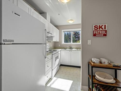 205-1340 Henry Rd, Courtenay, BC - Indoor Photo Showing Kitchen With Double Sink