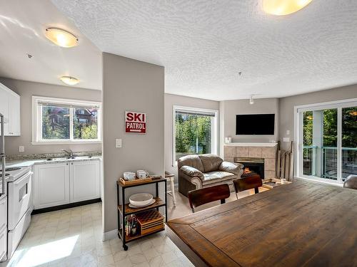 205-1340 Henry Rd, Courtenay, BC - Indoor With Fireplace