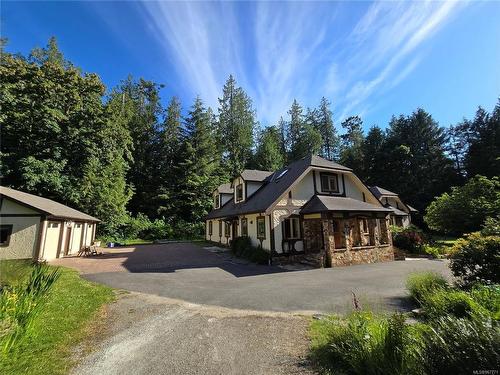 8401 Lawrence Rd, Central Saanich, BC 