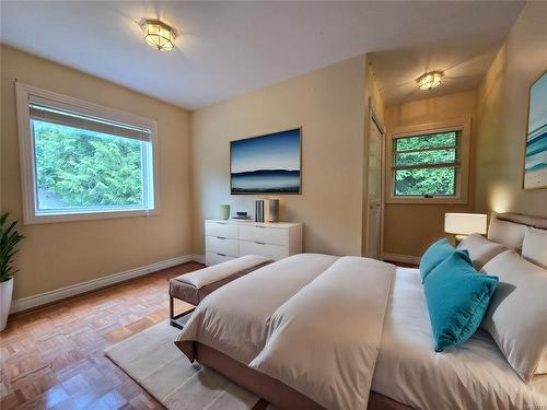 8401 Lawrence Rd, Central Saanich, BC 