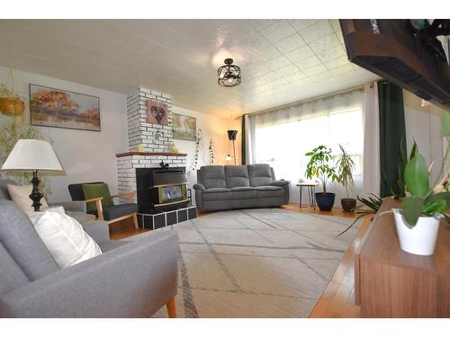 907 5A Street S, Cranbrook, BC - Indoor Photo Showing Living Room With Fireplace