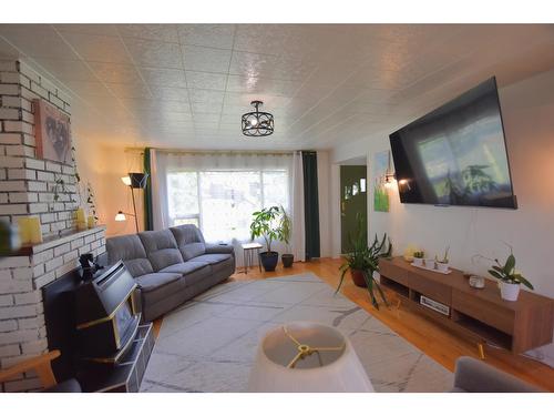 907 5A Street S, Cranbrook, BC - Indoor Photo Showing Living Room