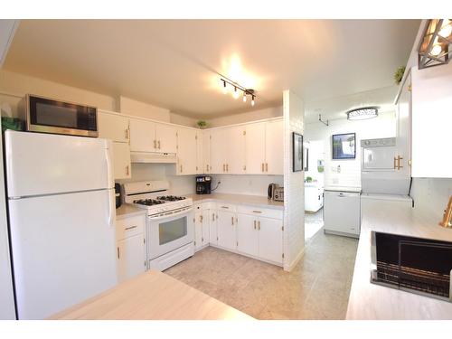 907 5A Street S, Cranbrook, BC - Indoor Photo Showing Kitchen