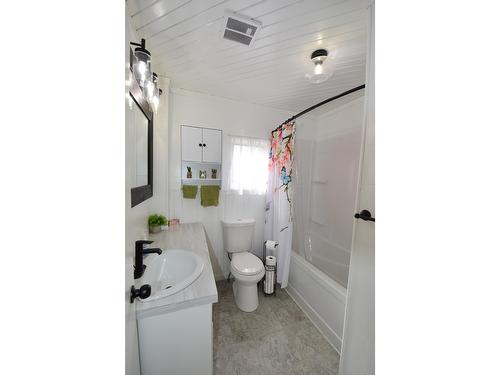 907 5A Street S, Cranbrook, BC - Indoor Photo Showing Bathroom