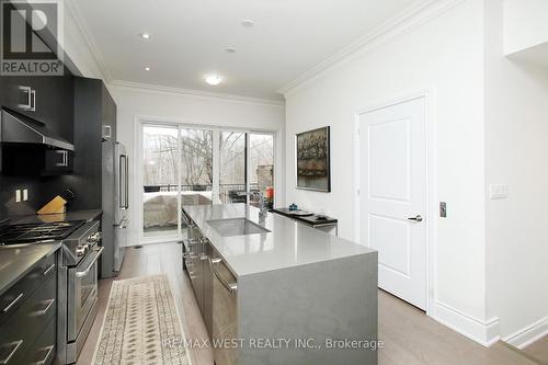 59 - 2092 Queensborough Gate, Mississauga (Central Erin Mills), ON - Indoor Photo Showing Kitchen With Upgraded Kitchen