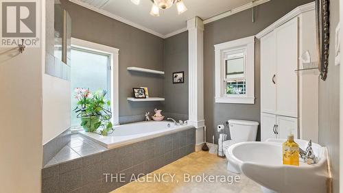 214 St Paul Avenue, Brantford, ON - Indoor Photo Showing Bathroom