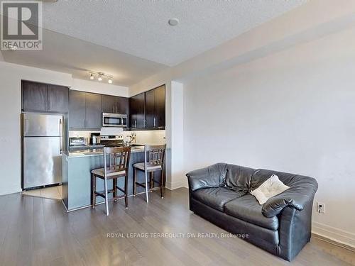 720 - 8110 Birchmount Avenue, Markham (Unionville), ON - Indoor Photo Showing Kitchen With Stainless Steel Kitchen