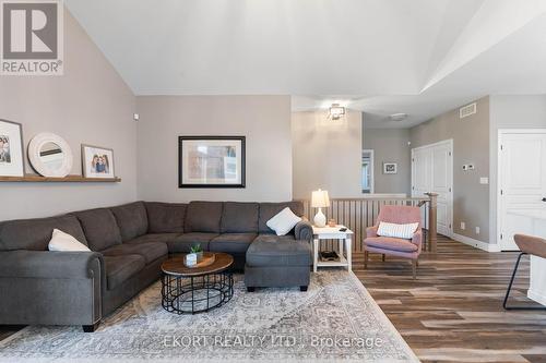 36 Farmington Crescent, Belleville, ON - Indoor Photo Showing Living Room