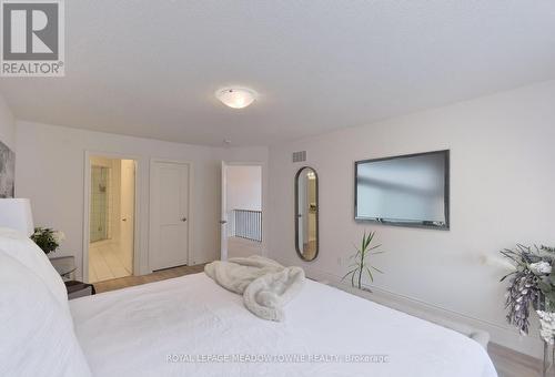 125 Burnhamthorpe Road E, Oakville, ON - Indoor Photo Showing Bedroom